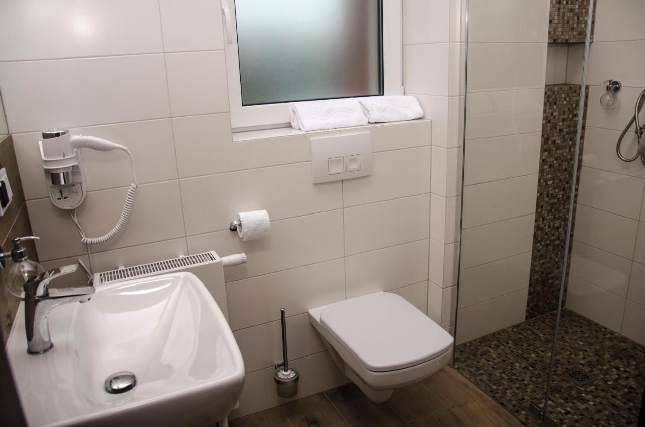 Art Pensjonat Krotoszyn Ruang foto